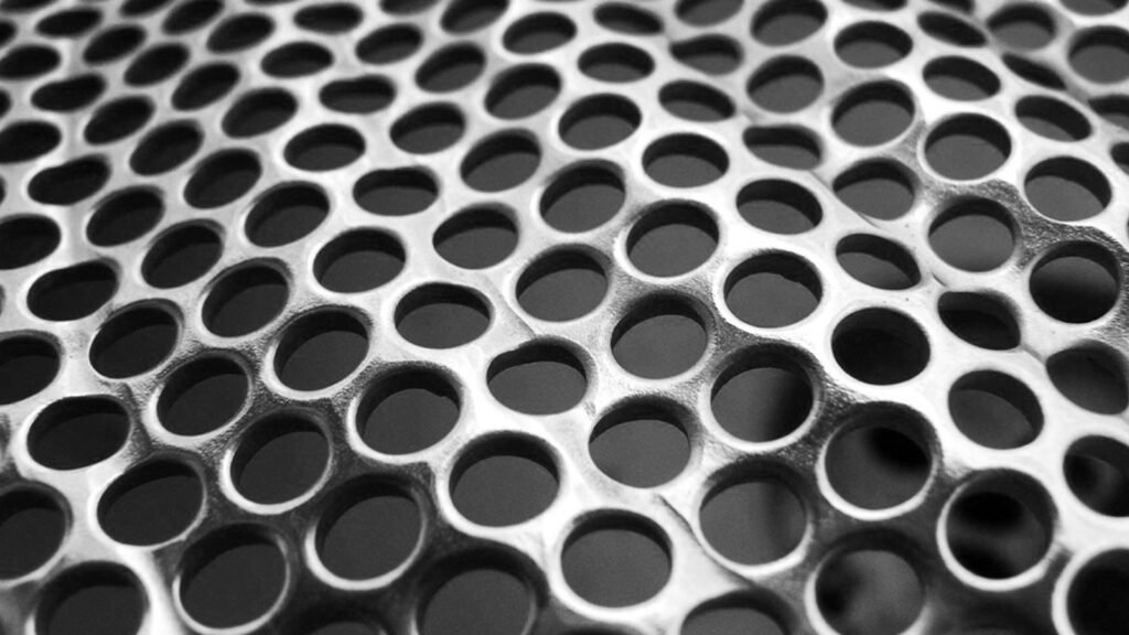 Chapa de ferro: conheça os tipos de chapas metálicas 3 chapa perfurada inox 006